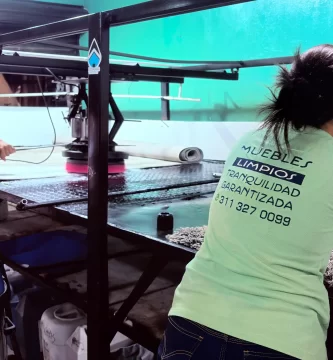 Hombre realizando lavado de alfombras en Cali con equipo profesional