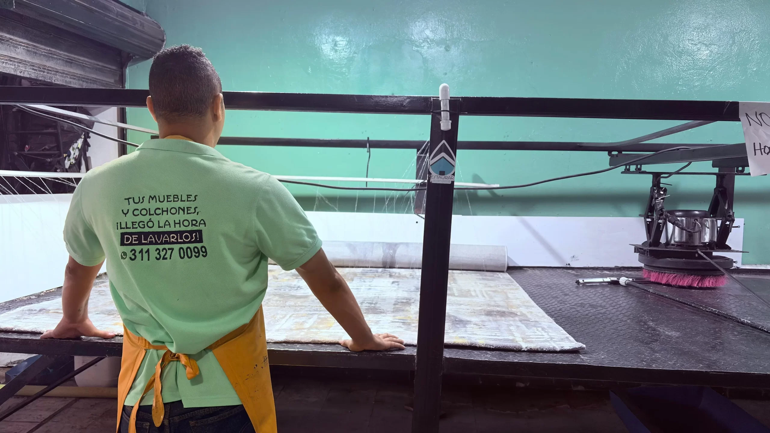 lavanderia realizando lavado de alfombras en Cali con equipo profesional